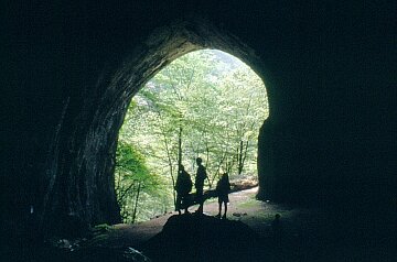 W otworze jaskini Meziad