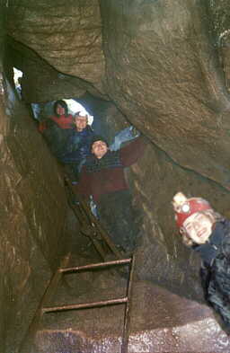 Grupa turystow w studni wejsciowej