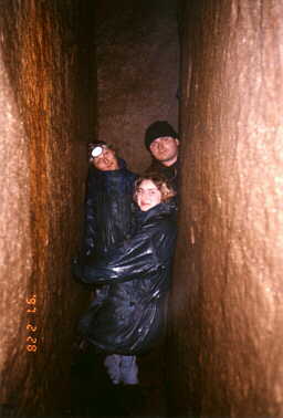 Grupa turystow w szczelinowym korytarzu