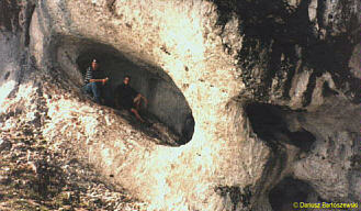 Wntrze otworu jaskini (pod okapem) siedz R. Mateja i B. Janiszewski