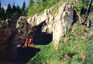 Otwor jaskini Pod Kosciolem Zachodniej