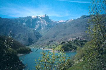 Lago di Vagli - u podna rejonu dziaania